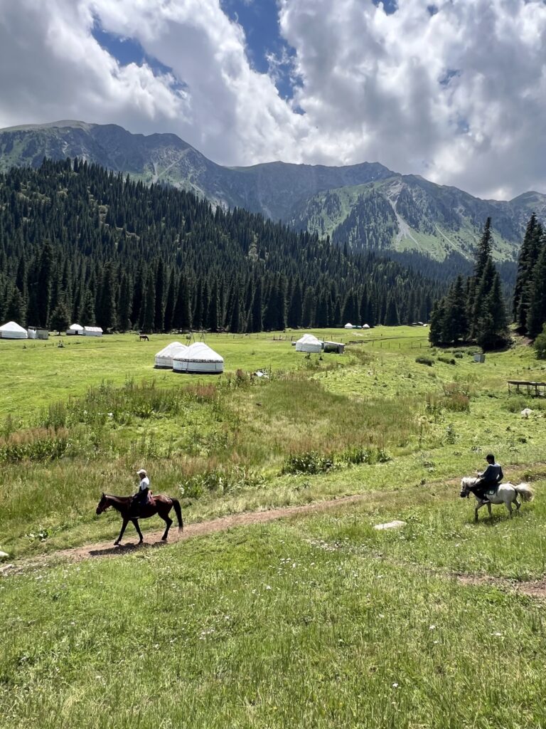 Yourte traditionnelle utilisée par les nomades kirghizes dans une forêt environnante au Kirghizistan.