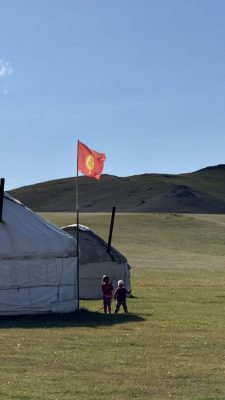 Yourte traditionnelle utilisée par les nomades kirghizes dans une forêt environnante au Kirghizistan.